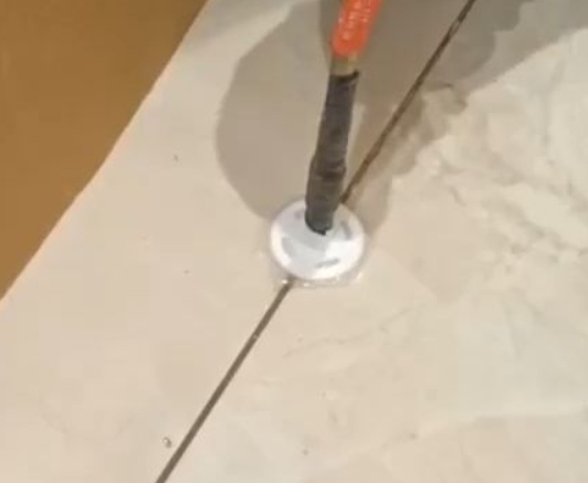 四川瓷砖空鼓维修公司专业解答瓷砖在铺贴过程中，如果没有涂抹均匀到位的粘结材料（如水泥砂浆或瓷砖胶），可能会导致以下问题