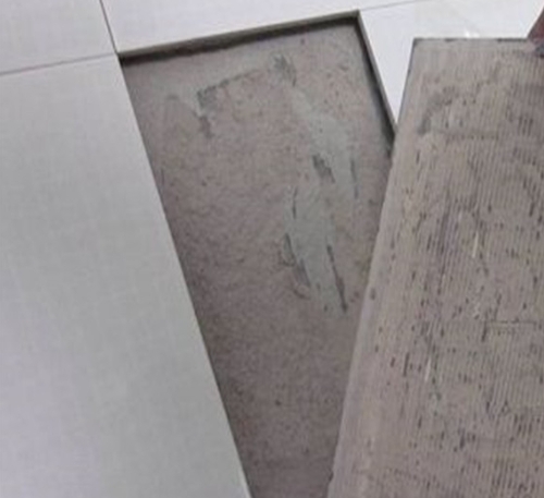 四川瓷砖空鼓维修公司分享瓷砖铺贴时如果打浆（即涂抹在瓷砖背面和基层上的砂浆或瓷砖胶）过少，会带来以下问题